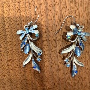🌸3/$20🌸 Elegant Silver and Blue Floral Earrings